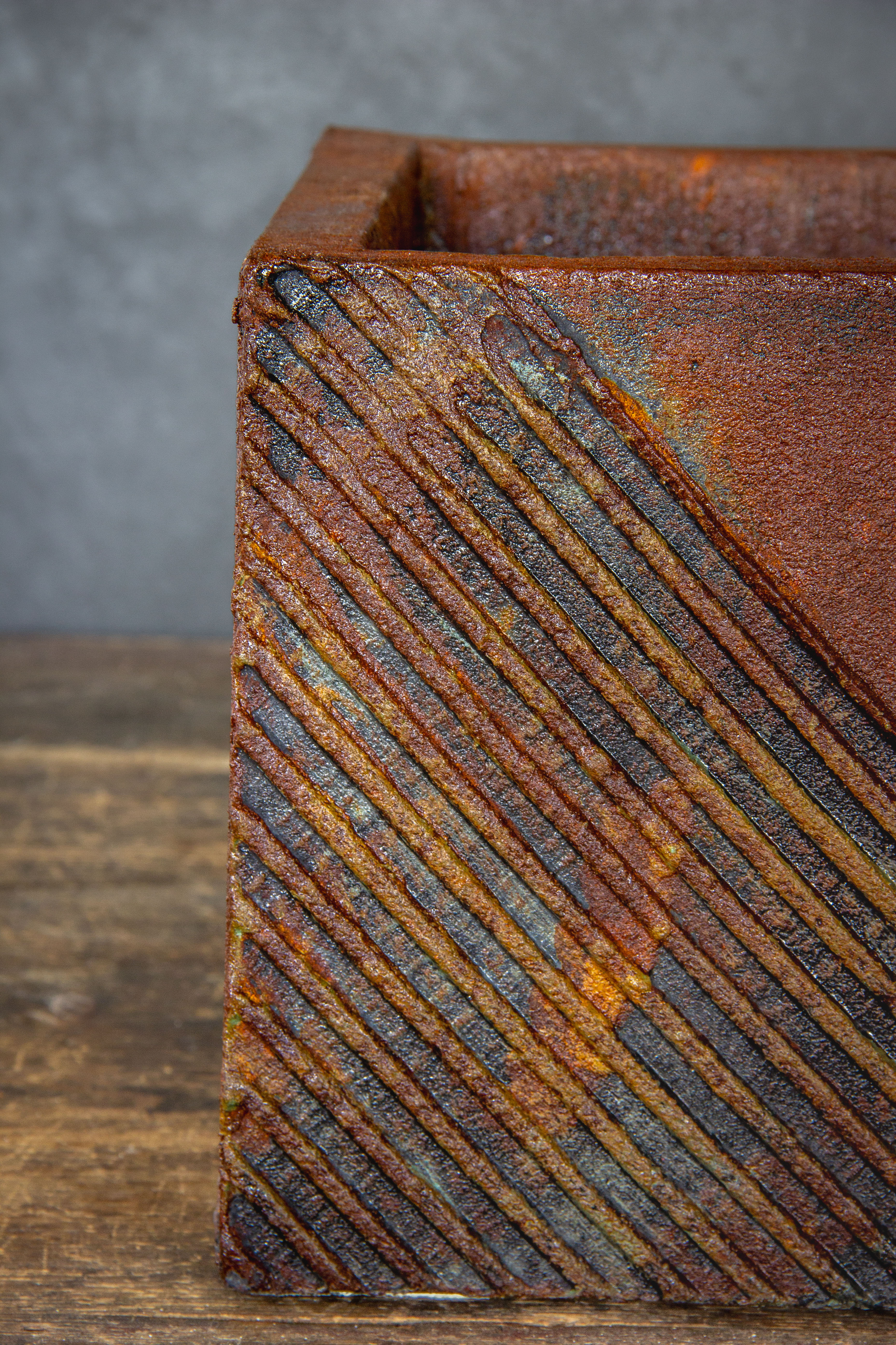 Osłonka z geometrycznym wzorem w paski 3D, efekt kortenu, ręcznie wykonana i malowana